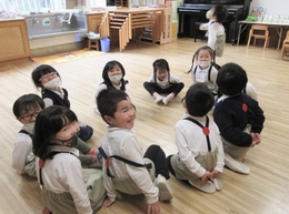 〈ハンカチ落とし〉誰に落とそうかな〜