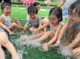 プールの水をザバ〜ン！「海みたい！！」