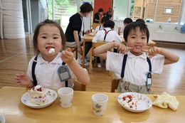 自分達で作ったいちごケーキ、おいしい〜！