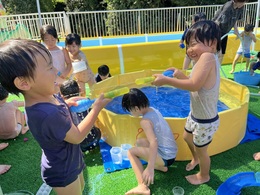 水鉄砲発射！「つめた〜い！」