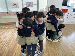 落ちないようにみんなでギュ〜！