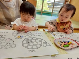 〜初めてのシール貼り〜　シールの感触って不思議