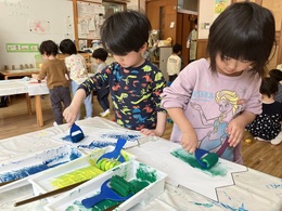 〜鯉のぼり製作〜　ローラーでどんな模様ができるかな？！