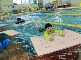 〈スイミング教室〉バタ足、上手になってきたよ！