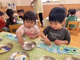 のりぬりぬり。おおきいこいのぼりできたよ！