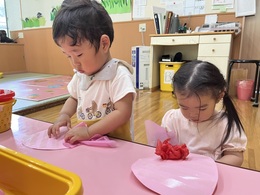 ペタッ！おいしいイチゴにな〜れ⭐︎