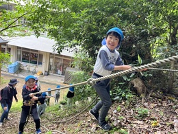 「はやく登れるよ！みてて！」
