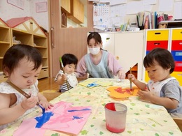 筆を使ってぬりぬり。夢中です！
