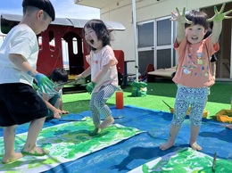 手や足で色塗り。「見て！手が緑なった！！」