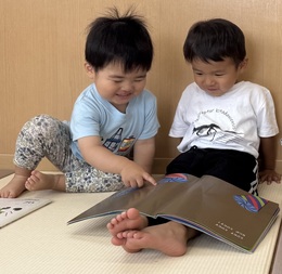 お友達と一緒に絵本タイム♪何が出てくるかな