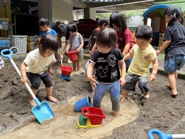 泥遊び！大きな川が出来てきたぞ！