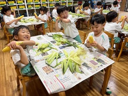 〈とうもろこしの皮剥き〉きれいにむけた！はやく食べた〜い！