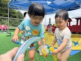お水を入れよう！「わー！いっぱいになっちゃった！」