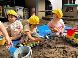 初めての砂遊び！シャベルでザクザク
