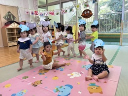 お友達と繋がって歩くの楽しいな♪