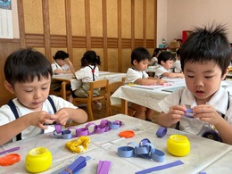 輪つなぎでぶどう製作「くるっと丸めて、、」