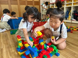 一緒にお家作り。「これどこにつけようかな〜」