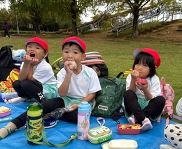 お外でお弁当おいしいね！