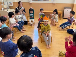 こどもの王様⭐︎  ♪きれいなまるい輪の中に〜