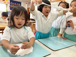 粘土こねこね、びよーん！おもしろい！