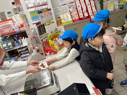 年賀状を出しに行ったよ！「お願いします！」