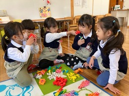 おもちゃでお菓子パーティ「このグミどうぞ〜！」