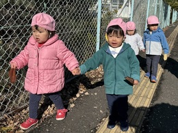 歩いてお散歩⭐︎おててつないで歩けたよ！