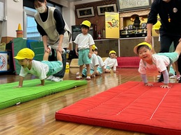 手押し車、手の力で前に進むよ！