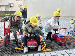 『これは駐車場ね〜』『車入りまーす』