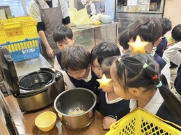 〈自分たちで育てた玄米を炊いてもらいました〉少ないけど炊けるのかな〜、ドキドキワクワク！