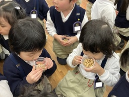 豆まきをしたよ「お豆、においする」