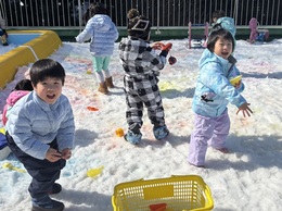 「雪合戦しよう！」「えいっ！！」