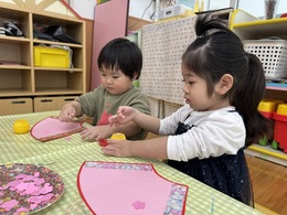 ひな飾り製作⭐︎どこにお花を貼ろうかなぁ？？