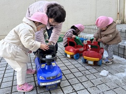 車で雪を運ぶの！！まだまだ入るよ！