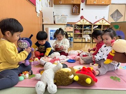 ごはんですよ〜、おくち、あ〜んしてくださ〜い！