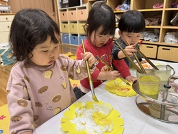 絵の具でぬりぬり・・　可愛いたんぽぽ出来たよ⭐︎